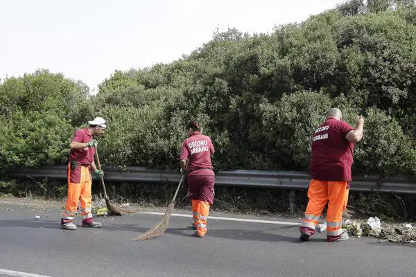 Spazzino riprende un residente che lascia l’immondizia per strada, ma viene colpito al volto