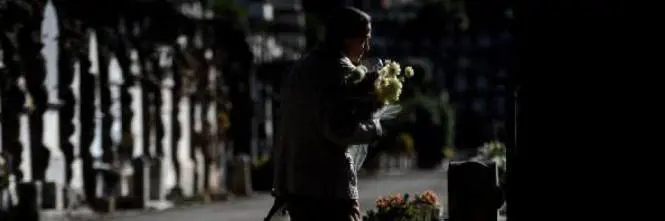Lecce, anziana aggredita nel cimitero dal ladro che voleva portarle via la borsa