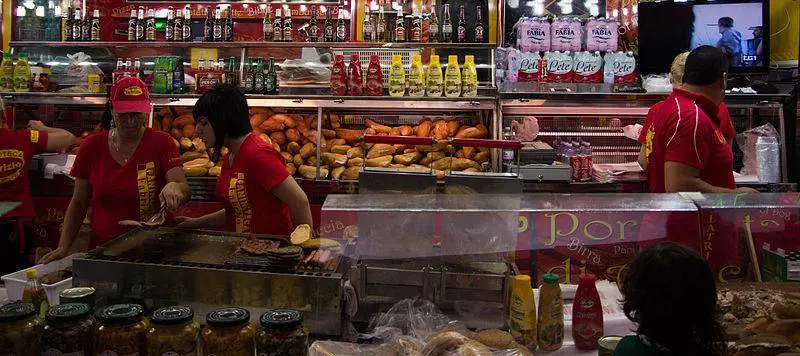 Rimprovera bimbo che rubava i panini, ma viene malmenato dal padre