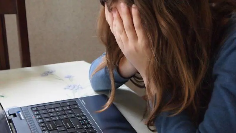 Pistoia, due alunni sospesi dopo aver umiliato la compagna denunciano la scuola