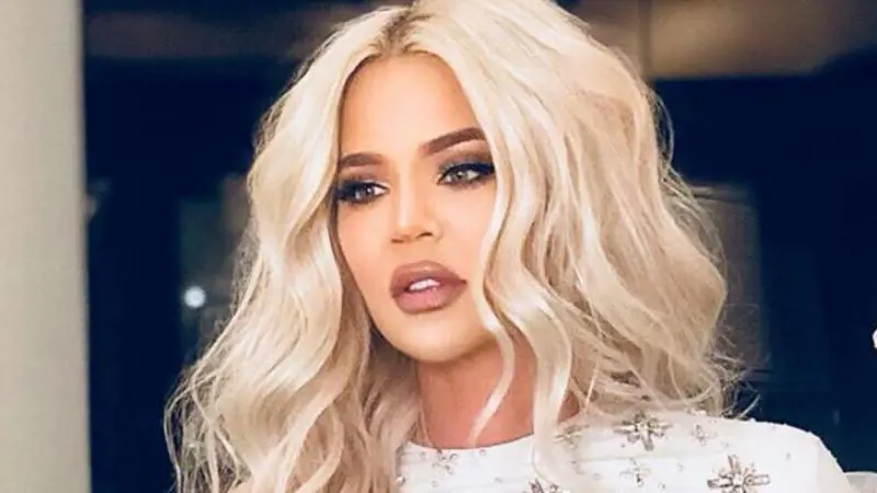Una frase sulla maglietta: i suprematisti contro Khloe Kardashian