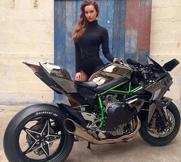 Andrea Iannone si è fidanzato con la modella Audrey Bouetté