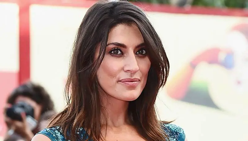 Elisa Isoardi smentisce in diretta la sua gravidanza: "Non sono incinta, solo ingrassata"