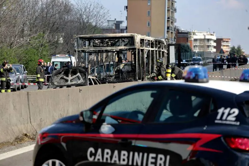 Il carabiniere eroe salva i bimbi. Spacca i vetri del bus a mani nude