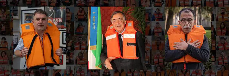 Ecco l'ultima moda dei buonisti. Selfie e giubbotto dei migranti