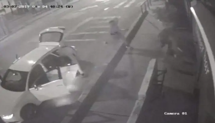 Napoli, le telecamere immortalano i raid a colpi di martello