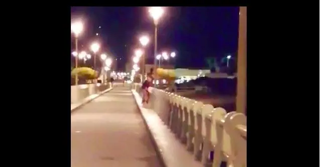 Forte dei Marmi, coppia filmata mentre fa sesso sul pontile