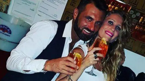 Ursula Bennardo scrive a Sossio Aruta: "Ami me e la bimba che aspetto?"