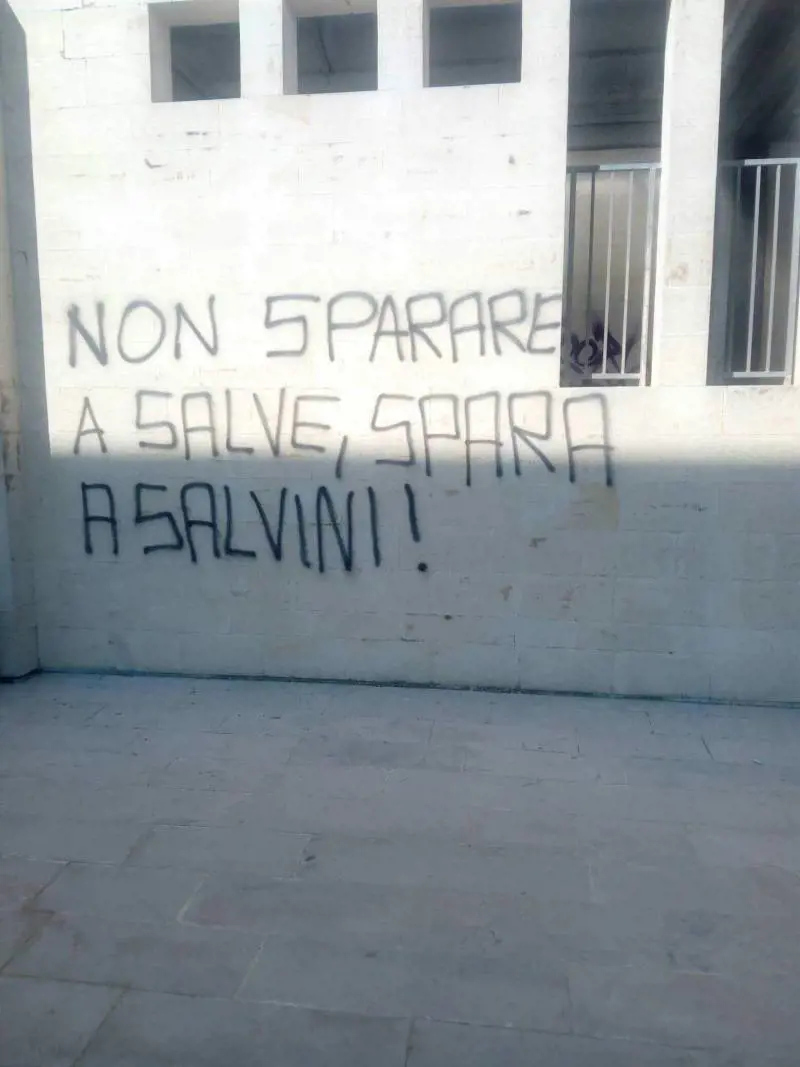 Lecce, scritta choc all'ateneo: "Sparate contro Salvini"