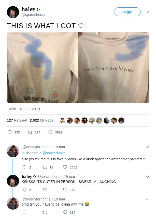 Epic fail del merchandising del tour di Ariana Grande: il dettaglio azzurro di questa tshirt ricorda un pene