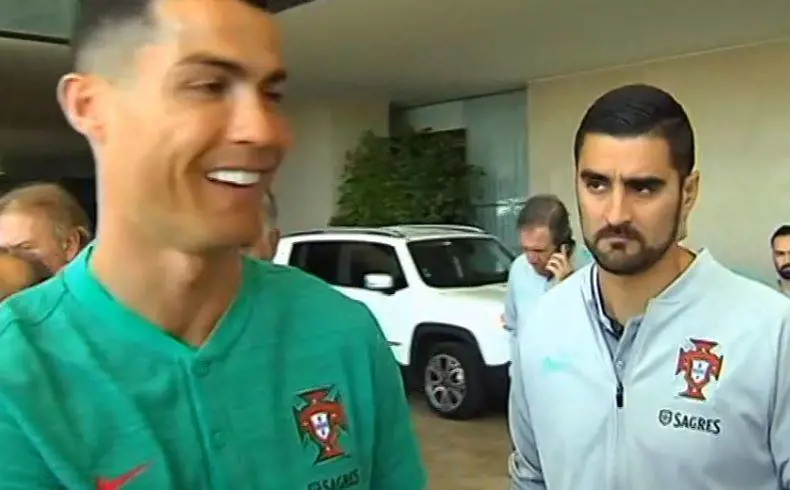 CR7 autografa una maglia del Real e scherza: "Non ce l'hai della Juve?"