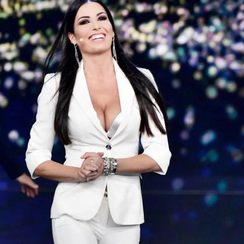 Elisabetta Gregoraci, incidente hot: la giacca del tailleur esplode in diretta Tv