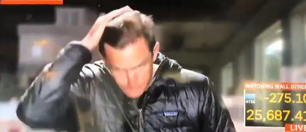 Giornalista si sistema i capelli con la saliva, il fuorionda imbarazzante fa il giro della rete