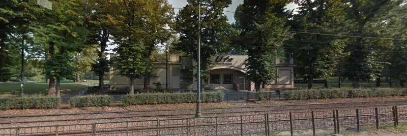 Torino, clandestino le strappa i vestiti. Poi violenta 18enne nel parco