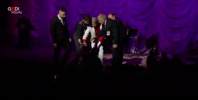 Tensione al concerto di Toto Cutugno: uomo fa irruzione sul palco 