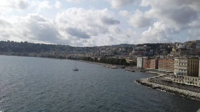 Mare di Napoli inquinato. "Ecco cos’è il bloom fitoplanctonico"