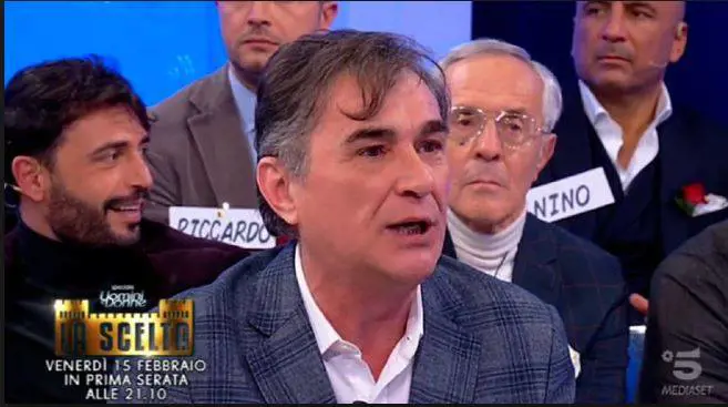 Uomini e Donne, Gianbattista aggredisce una collaboratrice: la De Filippi lo caccia dallo studio