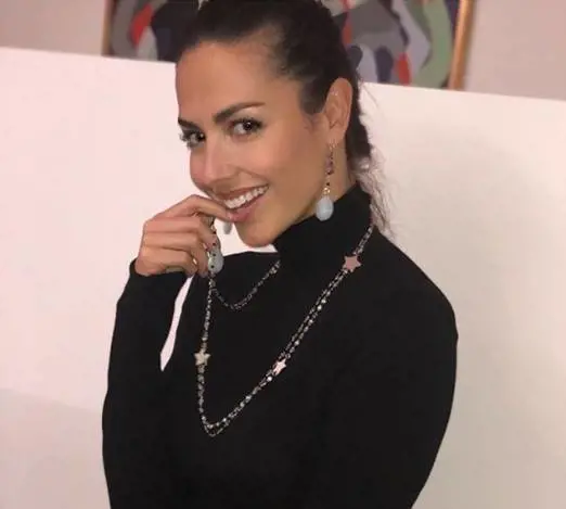 "Voglio annusarti i piedi". Laura Barriales vittima dei feticisti
