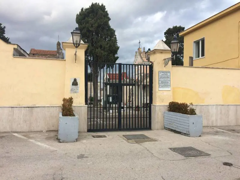 Agguato fuori al cimitero: ambulante ferito gravemente