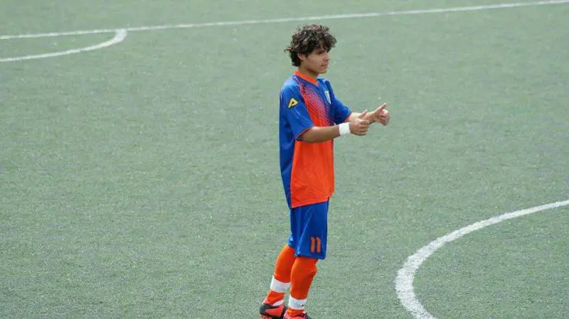 Malore durante la partita: calciatore 22enne muore in campo