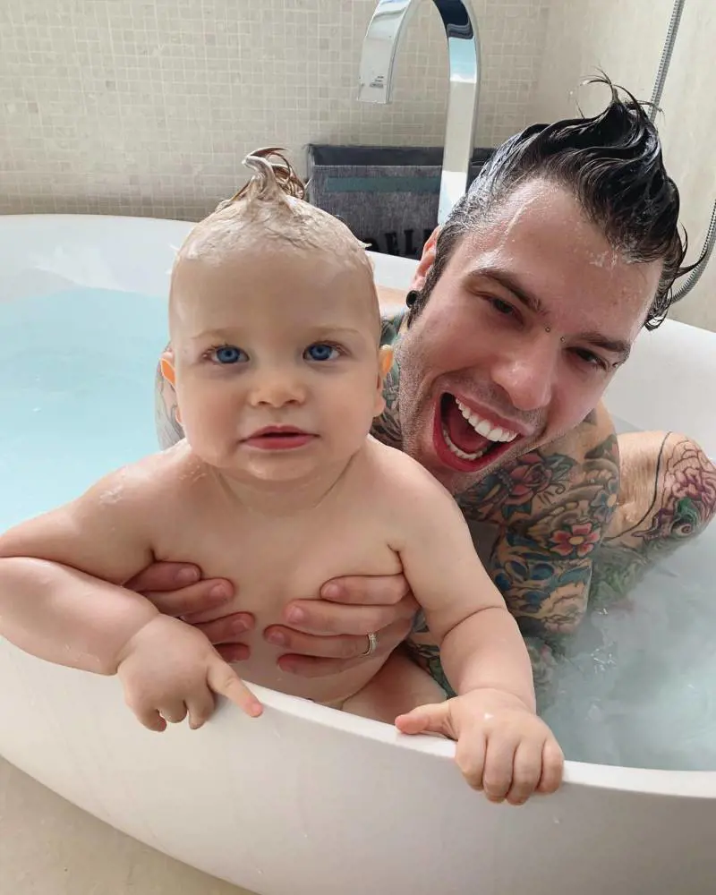 Fedez, il bagnetto nella vasca con Leone fa il pieno di like