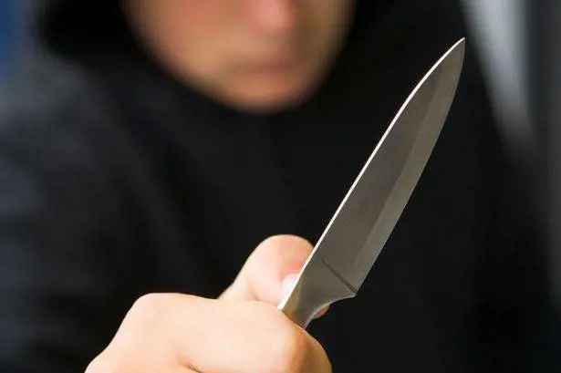 Forlì, lite per un debito da 100 euro: senegalese tenta di tagliargli la gola