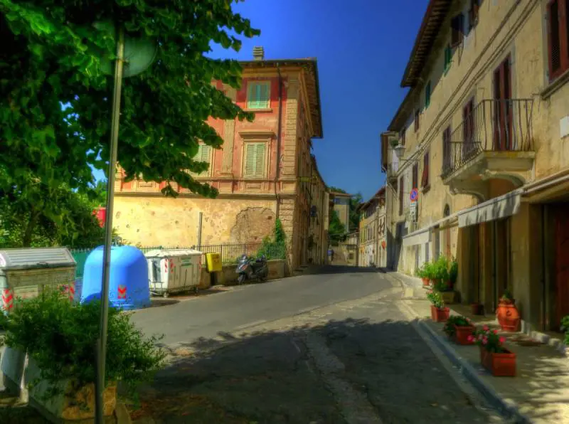 Il paese che non c'è: dalla festa dell'autovelox alla raccolta di pannolini