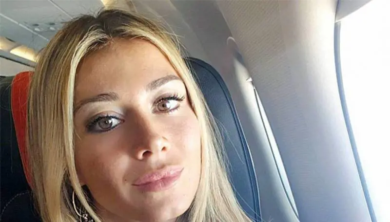 Diletta Leotta senza trucco e nuda sotto l'accappatoio