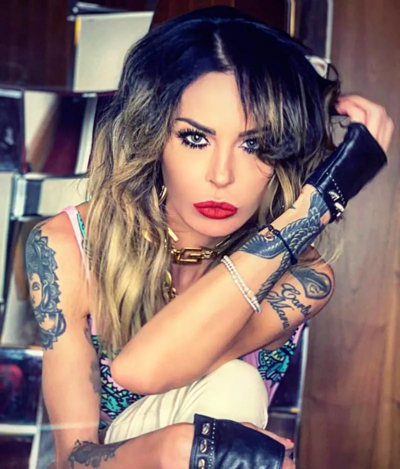 "Rifatti il naso". Nina Moric risponde a un fan: "Non ti basta cosa ho combinato con le labbra?”
