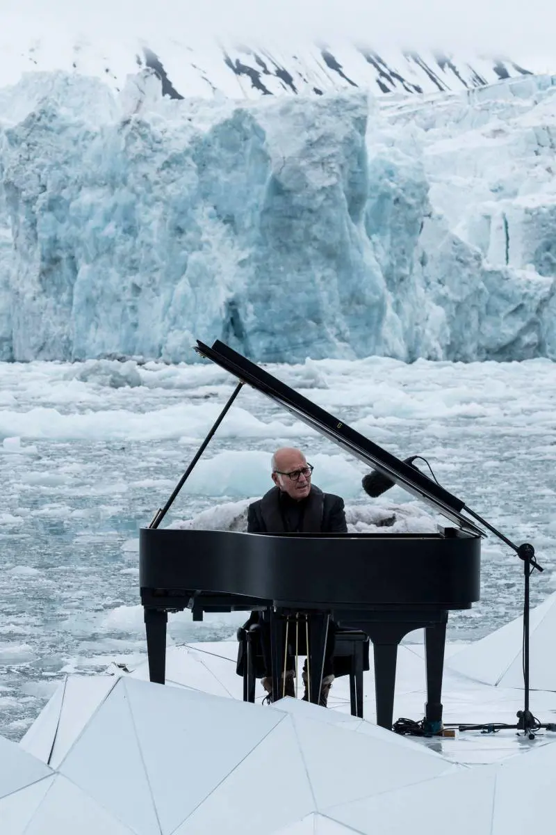 "Con il mio pianoforte accompagno il mondo in un tempo magico"