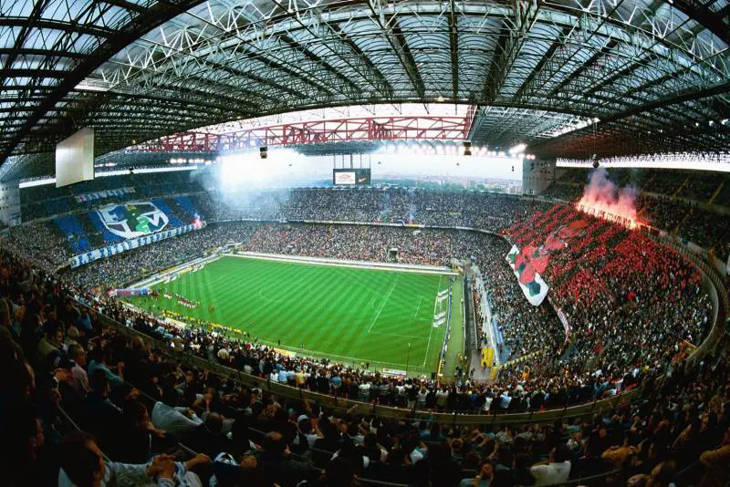 Un coro: "Giù le mani da San Siro..."