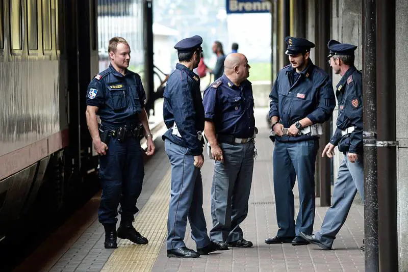 Rumeno con bottiglia sul treno terrorizza passeggeri e attacca agenti