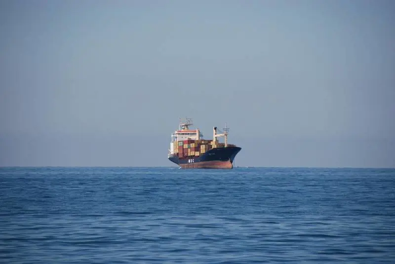 Migranti dirottano mercantile. Salvini: "In Italia non entrano"
