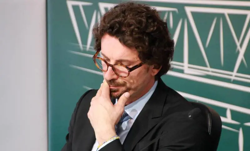 Se per Toninelli il Ponte sullo Stretto è inutile come la Tav
