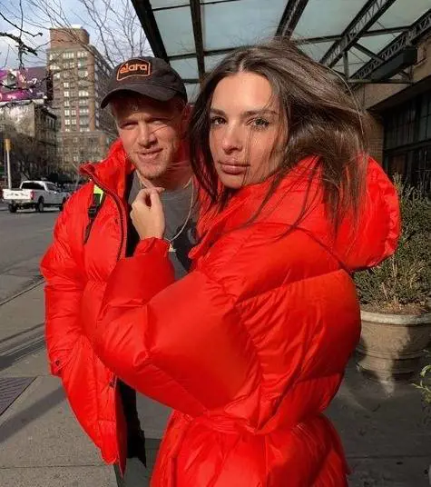 Emily Ratajkowski in difesa di suo marito su Twitter: "Non è ricco"