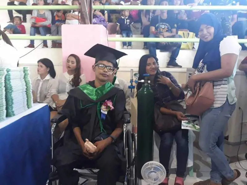 Si laurea a 25 anni attaccato all'ossigeno: muore poco dopo