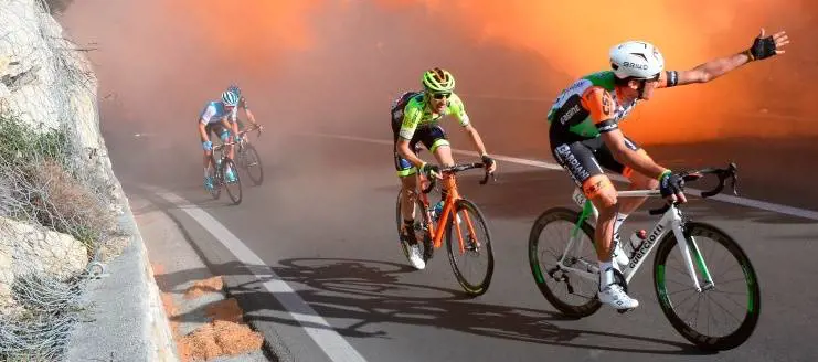 Fumogeni sulla Milano-Sanremo di ciclismo, cinque giovani denunciati