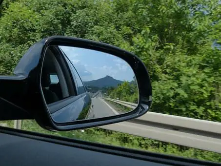 Truffa dello specchietto: la vittima incastra i malviventi