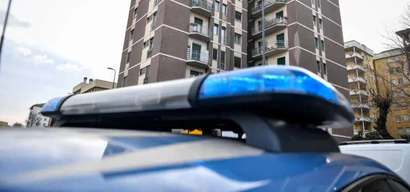 "Dovevo fare a pezzi una capra". Nigeriano terrorizza i passanti con coltello e mannaia