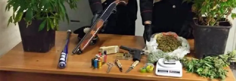 È accusato di violenza sessuale. I carabinieri gli trovano un arsenale in casa