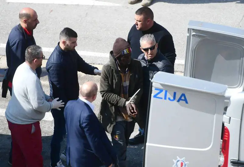 Migranti, l'ultima "follia" dei buonisti: "Dirottatori per necessità"