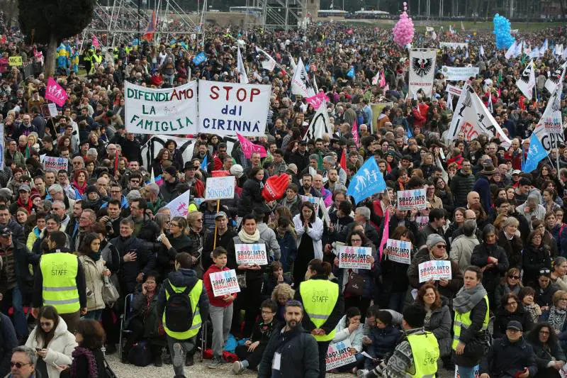 Bando che esclude i pro-life? La Zona del Pd fa retromarcia