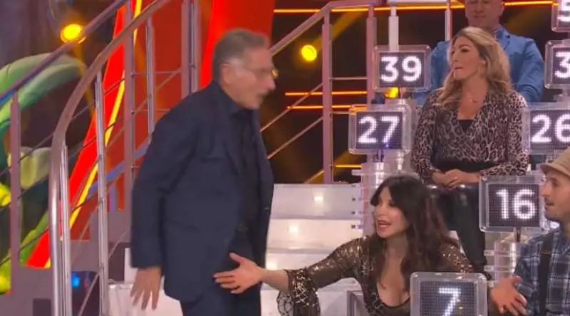 "Ma così mi tocca la bestiolina". La gaffe di Carmen Di Pietro con Bonolis