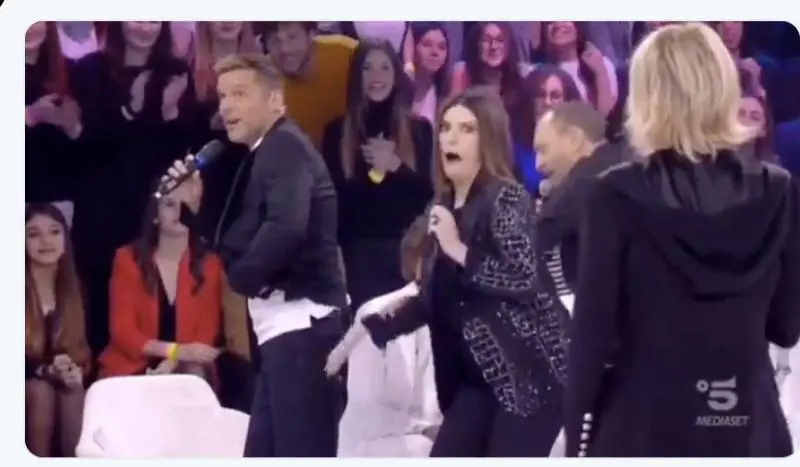 Amici 2019, Laura Pausini “sculaccia” Ricky Martin