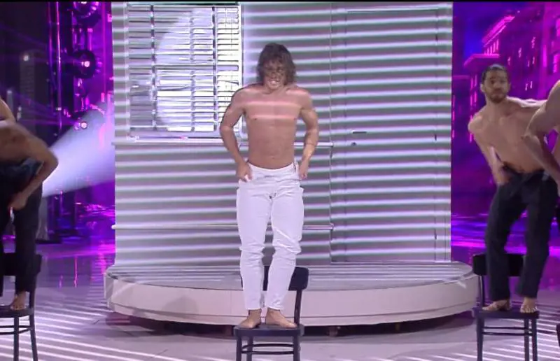Amici 18, Umberto sorprende con uno striptease mozzafiato