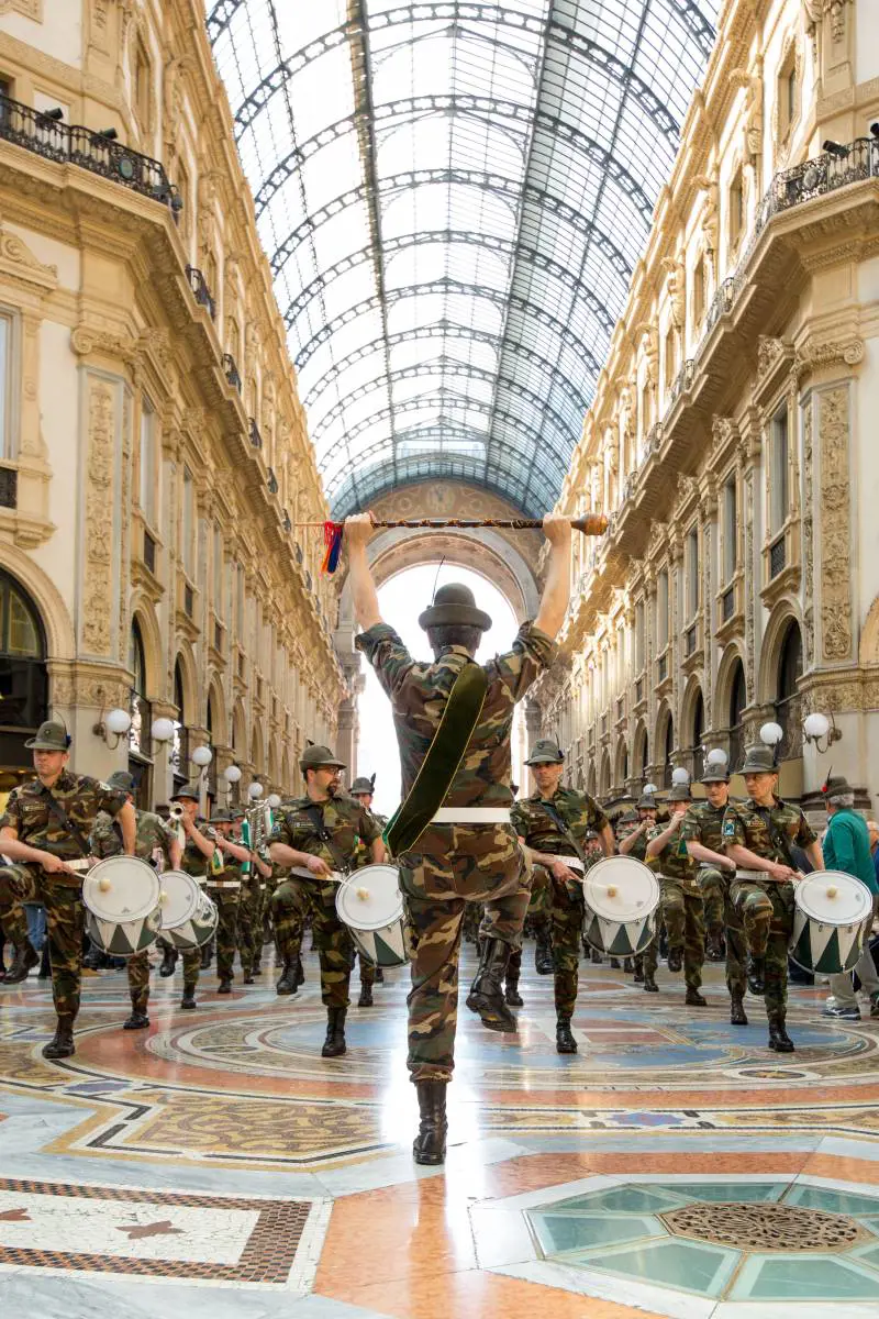 "Aspettando l'Adunata" del centenario gli alpini conquistano Galleria e Duomo