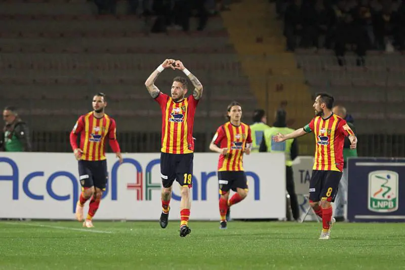 Lecce, scontri con i tifosi del Pescara. Tre feriti prima della partita