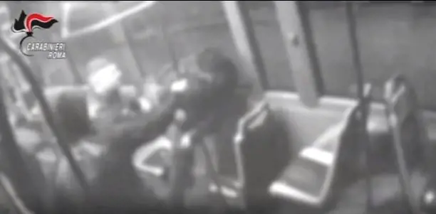 Presa la "banda dei bus": così i ragazzini pestavano gli stranieri
