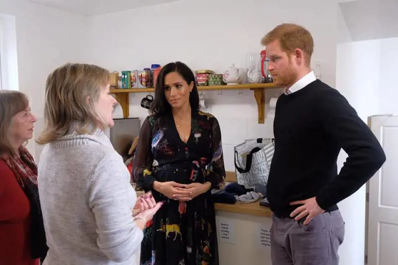 I parenti di Meghan la mettono in difficoltà con la Regina