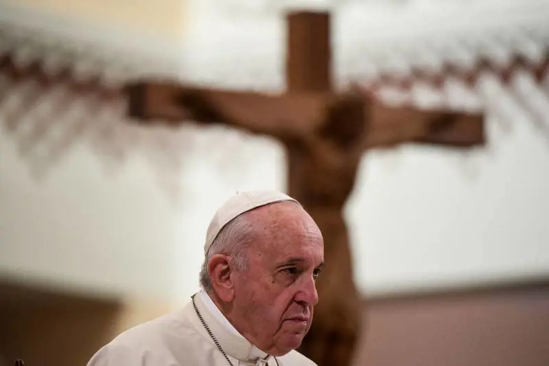 Papa Francesco agli studenti: "Liberatevi dai telefonini"